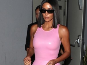 Kim Kardashian usa clutch de 24 mil reais em formato de batata fritas