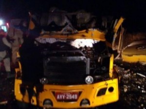 15 homens com armas do exército assaltam carro forte e levam um milhão de reais