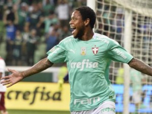 Com três de Luiz Adriano, Palmeiras bate Fluminense e encosta nos líderes do Brasileirão