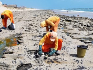 O que dizem especialistas sobre a hipótese de o óleo que atinge a costa brasileira ter origem na Venezuela