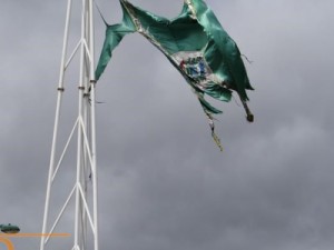 A Bandeira do Município vai continuar rasgada?