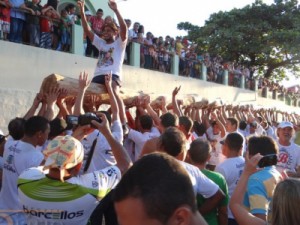 A Fé e a força carregando o Pau da Bandeira do Bom Jesus