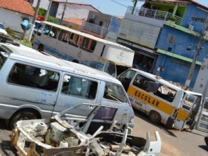 Abaiara-Ce: Prefeito exibe em praça pública “carros sucateados” deixados pelo antecessor -