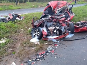 Acidente, carro destruído, mortos e feridos em SC