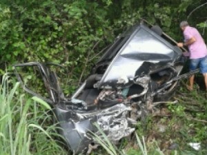 ACIDENTE Colisão frontal deixa dois mortos na BR-116