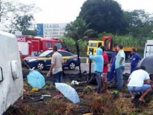 Acidente com micro-ônibus mata duas pessoas e deixa feridos na Bahia