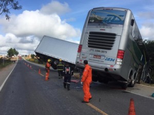 Acidente com ônibus da delegação sub-15 do Bahia deixa dois mortos em Minas Gerais