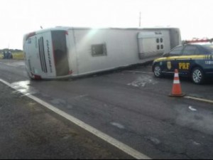 Acidente com ônibus e carro deixa nove mortos, na região de Candói
