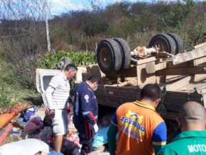 Acidente com pau de arara deixa mulher morta e 16 feridos em Mombaça, no Ceará