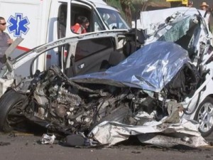 Acidente deixa carro completamente destruído e mulher morre na BR-153