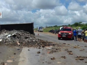 Acidente entre caminhão e 2 carros deixa uma pessoa morta no Ceará