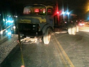 Acidente entre caminhão e moto na BR-470 deixa um homem morto