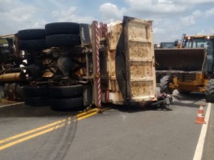 Acidente entre caminhões e moto deixa dois mortos e 3 feridos na PB