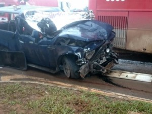 Acidente entre caminhonete e ônibus deixa cinco mortos na BR-020, em GO