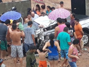 Acidente entre carreta, moto e carro deixa mortos em Itapajé