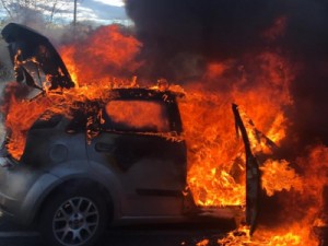 Acidente entre carros provoca incêndio e homem é levado a hospital em estado grave, no Ceará