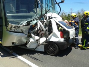 Acidente entre ônibus e carro mata três soldados e fere três pessoas