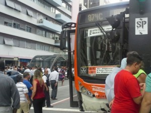 Acidente entre ônibus e carros fecha Avenida Paulista, em SP