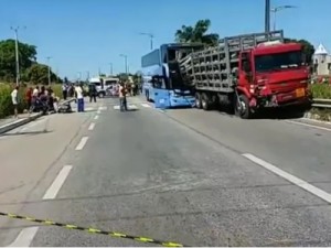 Acidente envolvendo três veículos deixa dois mortos na BR-116, em Horizonte