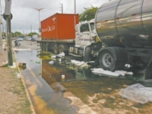 Acidente gera vazamento de óleo vegetal 