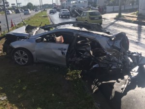 ACIDENTE- Homem morre após bater carro de frente com caminhão em Natal