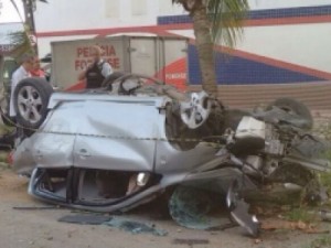 ACIDENTE - Jovem morre após bater o veículo que dirigia contra uma árvore no Guararapes