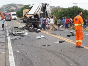 Acidente na BA com caminhão da banda de Léo Santana marta dois