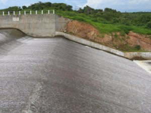 Açude Itaúna sangra e torna-se o 6º reservatório do Ceará com volume em 100%