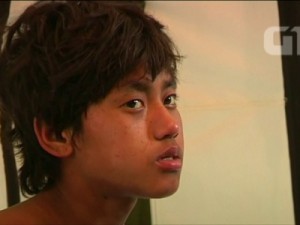 Adolescente é achado com vida em escombros no Nepal