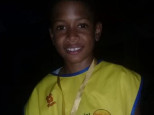 Adolescente morre enquanto usava celular ligado na tomada em MG