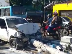 Adolescente sai com o carro do pai, causa acidente com veículos e derruba postes