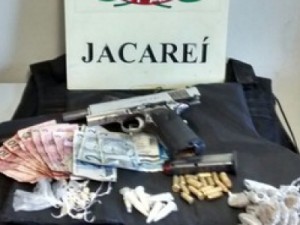 Adolescentes são detidos com arma e drogas em Jacareí, SP