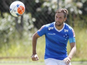 Afastado do Cruzeiro, volante chileno deve acertar com Vasco