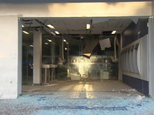 Agência fica parcialmente destruída após explosão de caixas eletrônicos