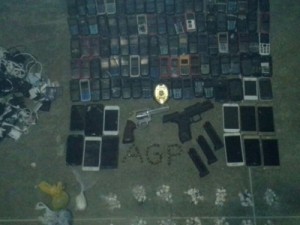 Agentes encontram 186 celulares e 2 armas na penitenciária de Pacatuba