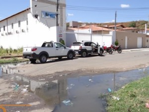 Águas poluídas causam transtorno na Rua Maciel Silva