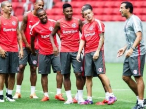 Aguirre fecha treino e aumenta mistério do Inter