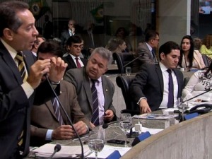 AL aprova aumento da contribuição à Previdência e teto de gastos no Ceará