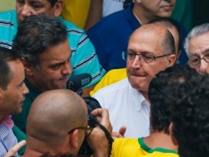 Alckmin e Aécio são hostilizados na chegada à manifestação na Paulista