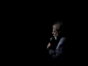 Alexandre de Moraes nega pedido de liberdade de Lula