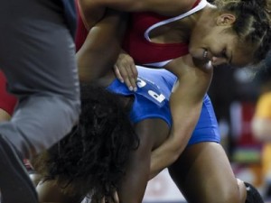Aline Ferreira vence porto-riquenha e fatura o bronze na luta olímpica