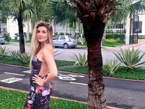 Aline Gotschalg posta foto e exibe barriguinha da gravidez