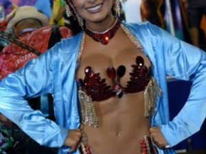 Aline Riscado diz que não liga para cliques indiscretos: ‘Se balançar não tem problema’