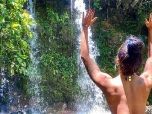 Aline Riscado posta foto nua em cachoeira no Jalapão: ‘Liberdade’