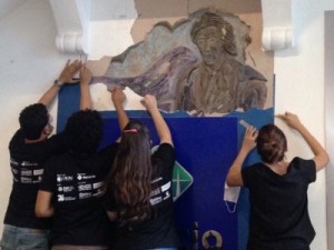 Alunos acham imagem sacra escondida sob reboco em patrimônio histórico de Fortaleza