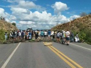 Alunos bloqueiam pista no Ceará em protesto contra corte de verbas