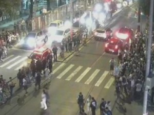 Alunos da UFC fazem ato pró e contra Bolsonaro na reitoria da universidade