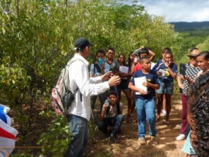 Alunos do Projeto Pau Mirim tem aula de campo no Sítio São Joaquim