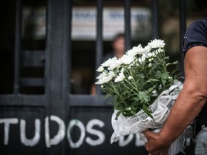 Alunos e professores de escola alvo de ataque em Suzano fazem ato em homenagem a vítimas