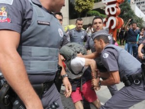 Alunos fecham parte da Av. Paulista em protesto contra reforma no ensino